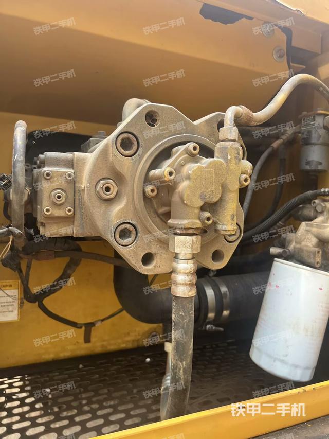 液壓泵艙室正面整體(整機外觀) 液壓泵艙室正面整體(整機外觀)