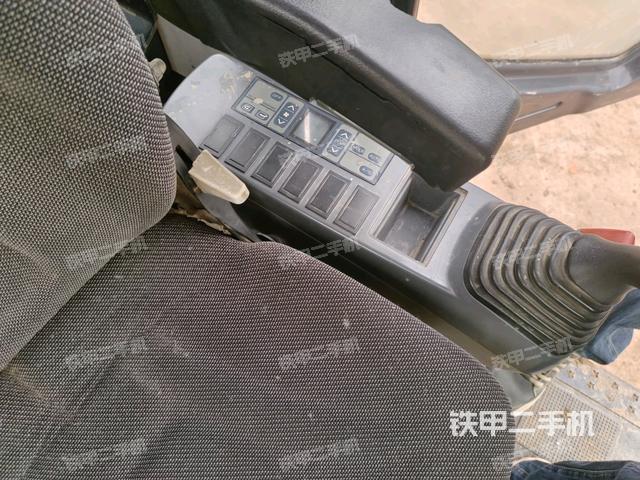 座椅左側(cè)控制臺/音響/含左手柄(駕駛室部分) 座椅左側(cè)控制臺/音響/含左手柄(駕駛室部分)