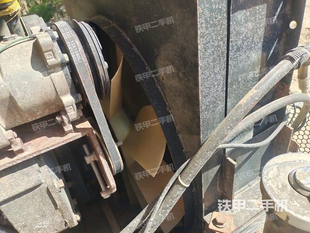 發(fā)動(dòng)機(jī)右側(cè)全景（壓路機(jī)發(fā)動(dòng)機(jī)艙）