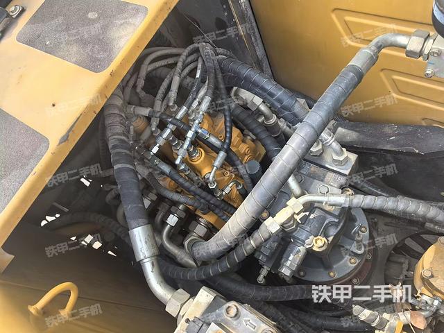 回轉(zhuǎn)馬達(dá)和主控閥(整機(jī)外觀) 回轉(zhuǎn)馬達(dá)和主控閥(整機(jī)外觀)