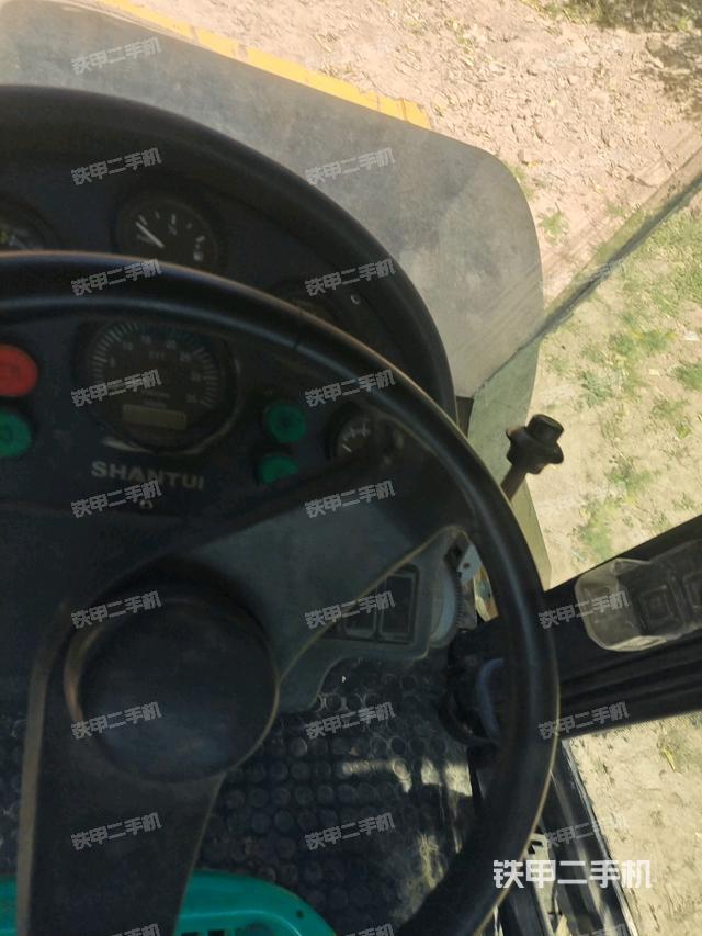 操作臺(tái)全景（壓路機(jī)駕駛室）