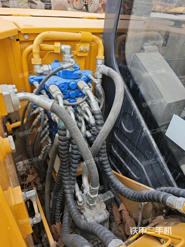 回轉(zhuǎn)馬達(dá)和主控閥（整機(jī)外觀）