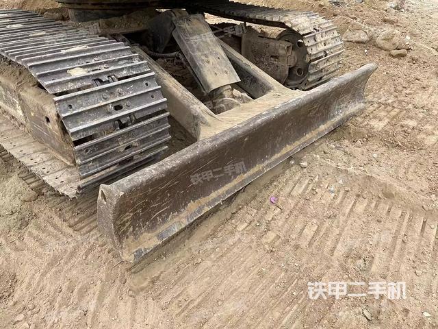 單側(cè)履帶整體(整機(jī)外觀) 單側(cè)履帶整體(整機(jī)外觀)