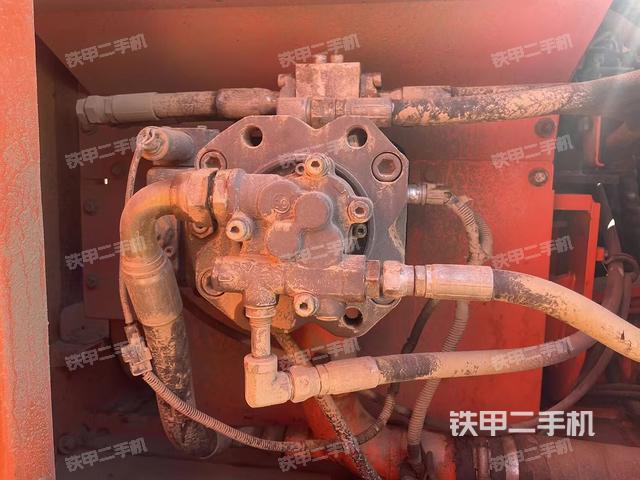 液压泵舱室正面整体（整机外观）