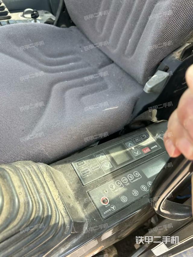 座椅右側(cè)控制臺/鑰匙門/油門/含右手柄（駕駛室部分）