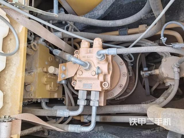 回轉(zhuǎn)馬達(dá)和主控閥（整機(jī)外觀）