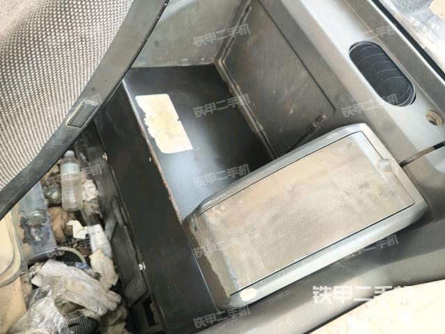 座椅右側(cè)控制臺/鑰匙門/油門/含右手柄(駕駛室部分) 座椅右側(cè)控制臺/鑰匙門/油門/含右手柄(駕駛室部分)