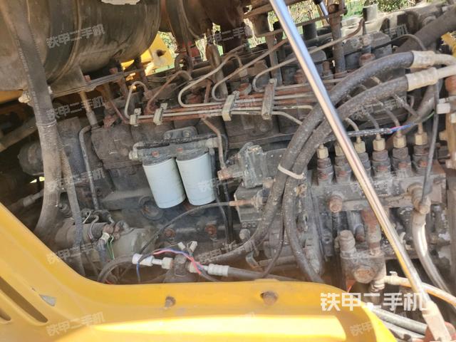 發(fā)動(dòng)機(jī)上部全景（壓路機(jī)發(fā)動(dòng)機(jī)艙）