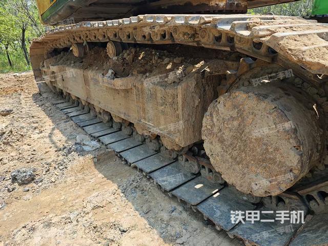 單側(cè)履帶整體(整機(jī)外觀) 單側(cè)履帶整體(整機(jī)外觀)