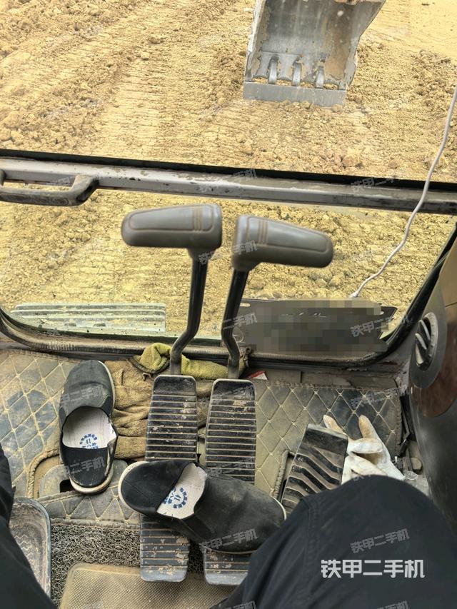 行走控制手柄和踏板?俯拍（駕駛室部分）