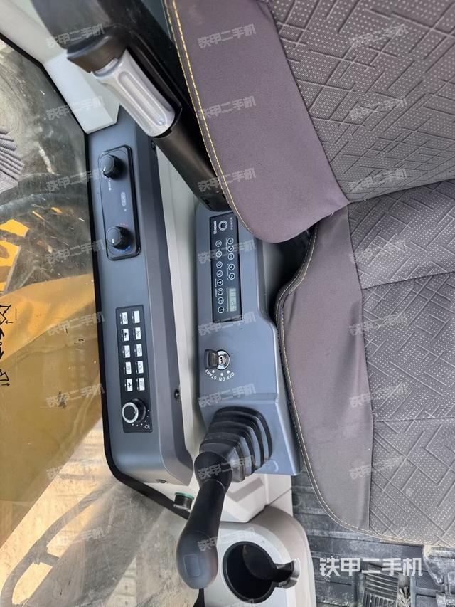 座椅左側(cè)控制臺/音響/含左手柄（駕駛室部分）