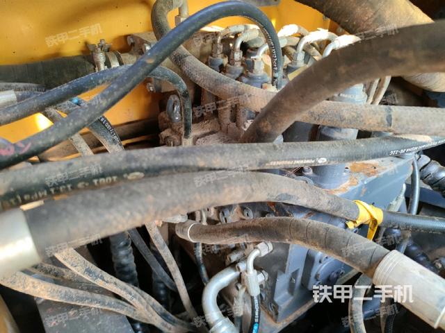 回轉(zhuǎn)馬達和主控閥(整機外觀) 回轉(zhuǎn)馬達和主控閥(整機外觀)