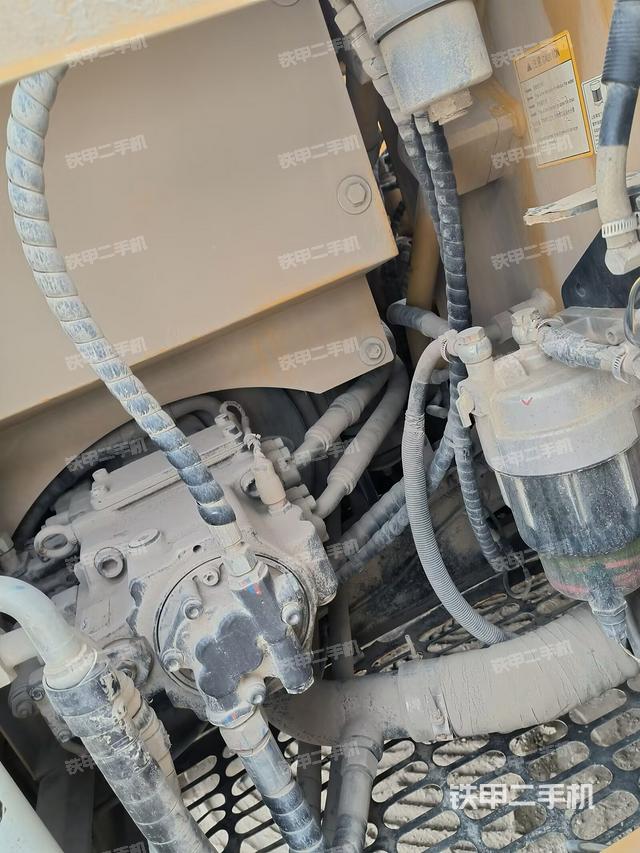 液壓泵艙室正面整體(整機(jī)外觀) 液壓泵艙室正面整體(整機(jī)外觀)