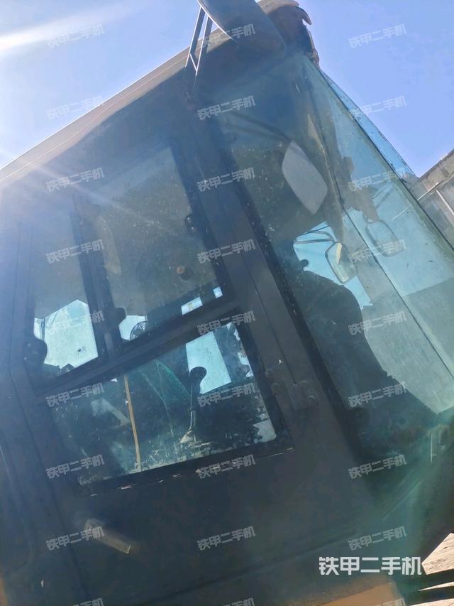 左側(cè)正面照（壓路機(jī)駕駛室）