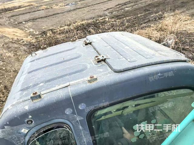 駕駛室頂部(整機(jī)外觀) 駕駛室頂部(整機(jī)外觀)