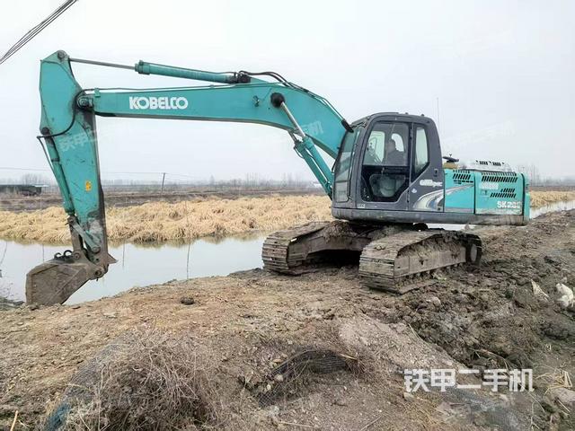 駕駛室整體(整機(jī)外觀) 駕駛室整體(整機(jī)外觀)