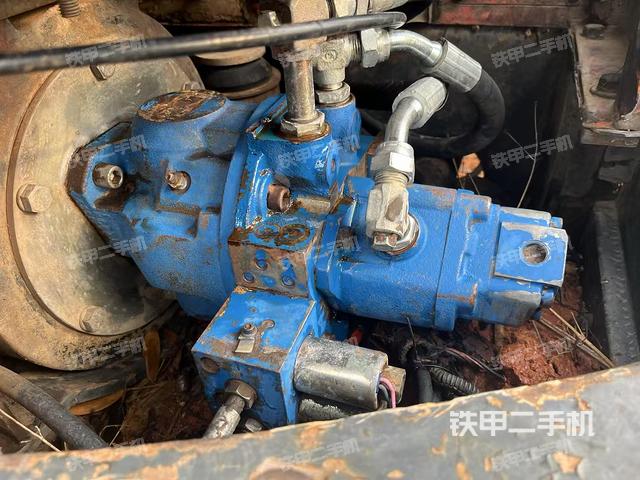 液壓泵艙室正面整體(整機(jī)外觀) 液壓泵艙室正面整體(整機(jī)外觀)