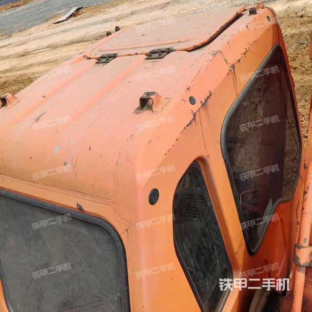 駕駛室頂部(整機(jī)外觀) 駕駛室頂部(整機(jī)外觀)