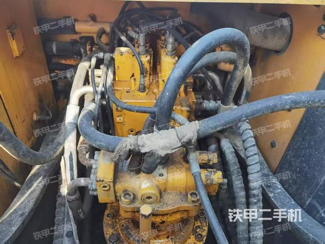 回轉(zhuǎn)馬達(dá)和主控閥（整機(jī)外觀）