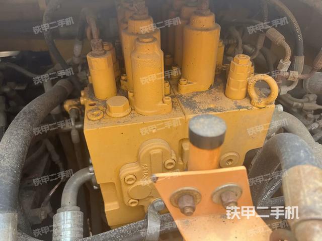 回轉(zhuǎn)馬達和主控閥(整機外觀) 回轉(zhuǎn)馬達和主控閥(整機外觀)