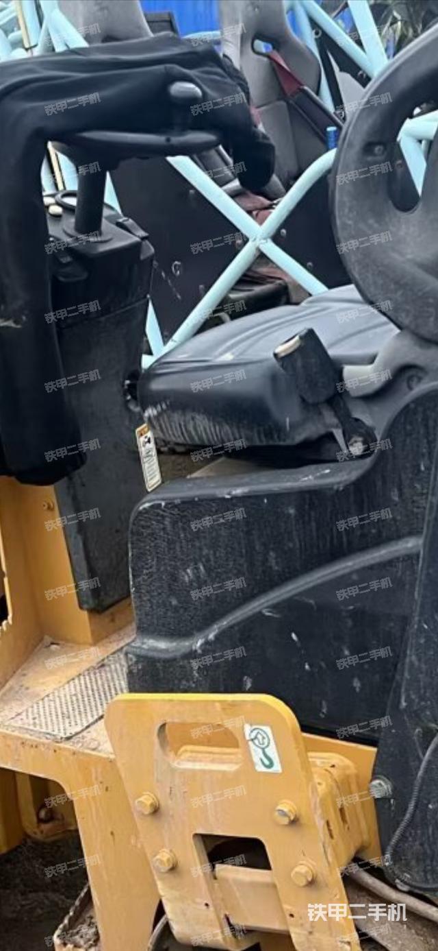 操作臺(tái)全景（壓路機(jī)駕駛室）