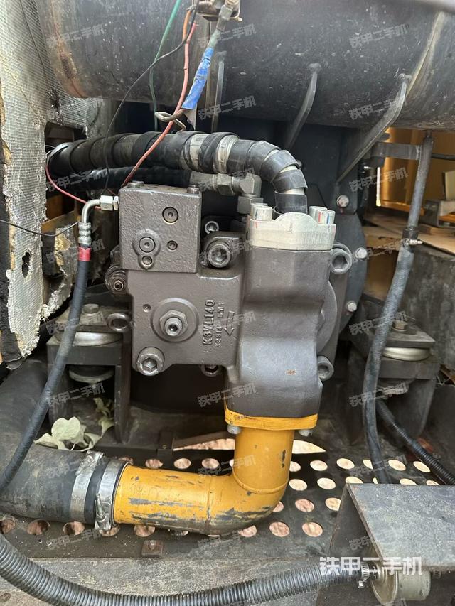 液壓泵艙室正面整體（整機外觀）