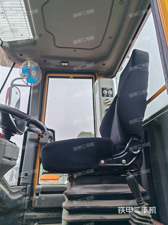 駕駛室操作臺(tái)(設(shè)備外觀及核心部件) 駕駛室操作臺(tái)(設(shè)備外觀及核心部件)