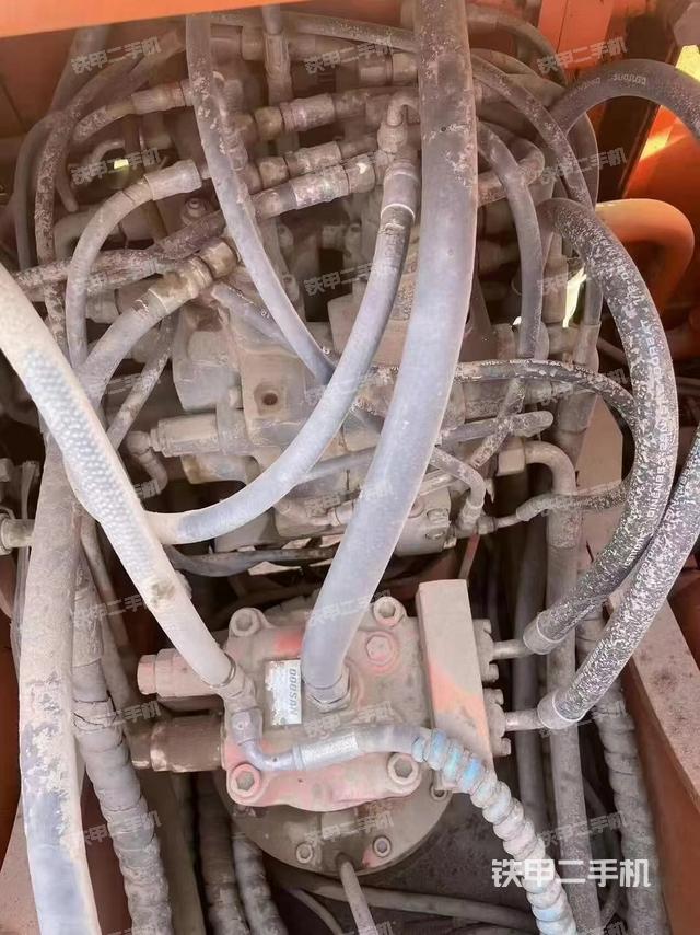 回轉(zhuǎn)馬達和主控閥(整機外觀) 回轉(zhuǎn)馬達和主控閥(整機外觀)