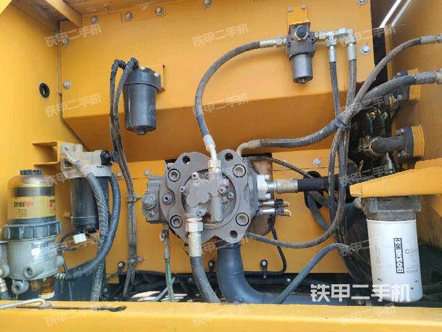液壓泵艙室正面整體(整機外觀) 液壓泵艙室正面整體(整機外觀)