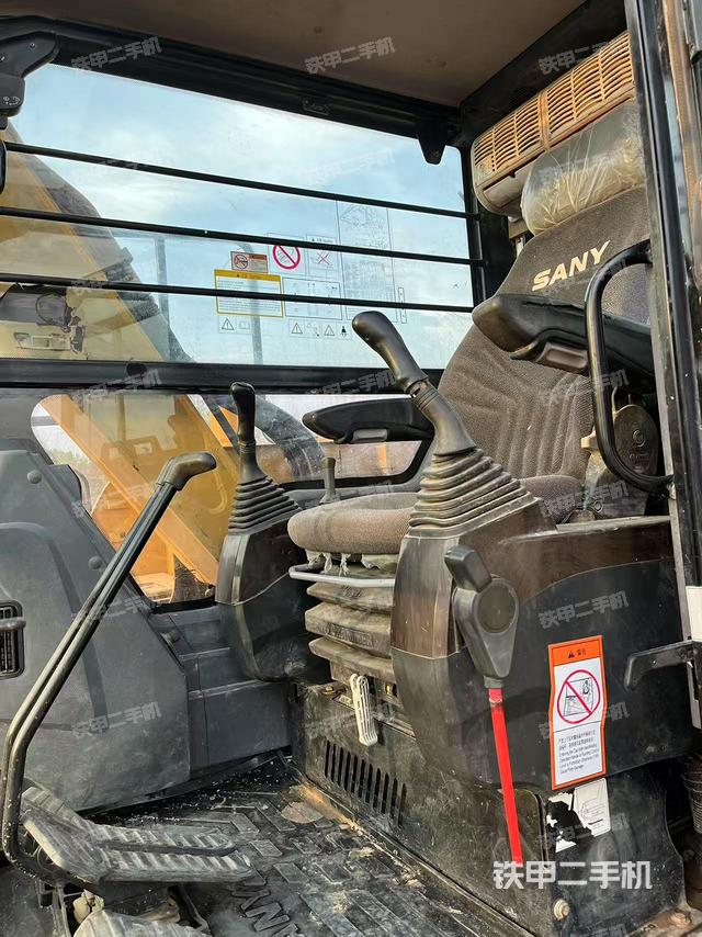 駕駛室整體(整機(jī)外觀) 駕駛室整體(整機(jī)外觀)