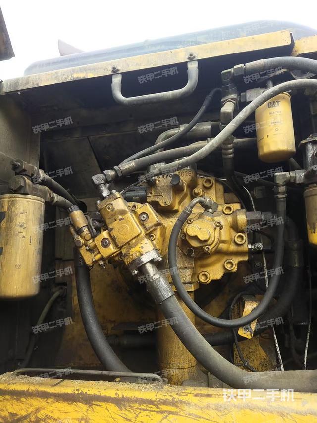 液压泵舱室正面整体（整机外观）