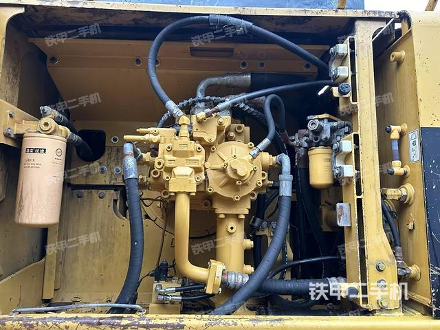 液壓泵艙室正面整體（整機(jī)外觀）