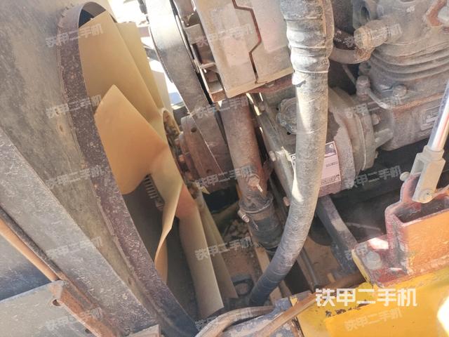 散熱器全景（壓路機(jī)發(fā)動(dòng)機(jī)艙）