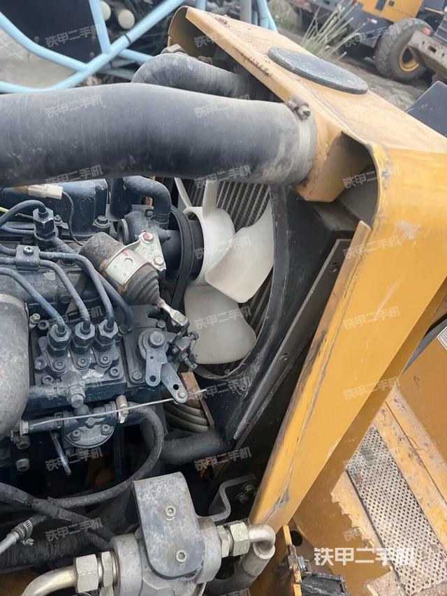 散熱器全景（壓路機(jī)發(fā)動(dòng)機(jī)艙）