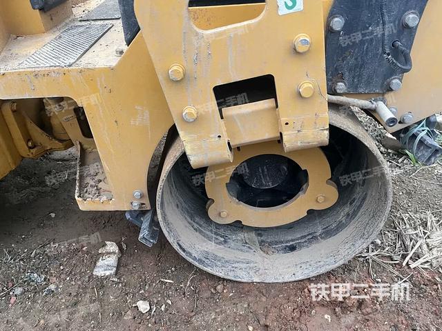 前輪右側(cè)減震塊連接及部件（壓路機(jī)前后車架）