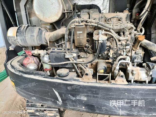 液壓泵艙室正面整體(整機外觀) 液壓泵艙室正面整體(整機外觀)
