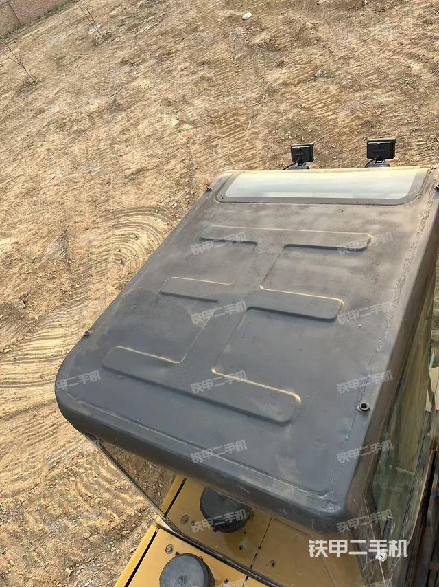 駕駛室頂部(整機(jī)外觀) 駕駛室頂部(整機(jī)外觀)