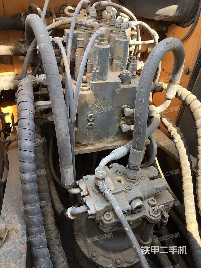 回转马达和主控阀（整机外观）