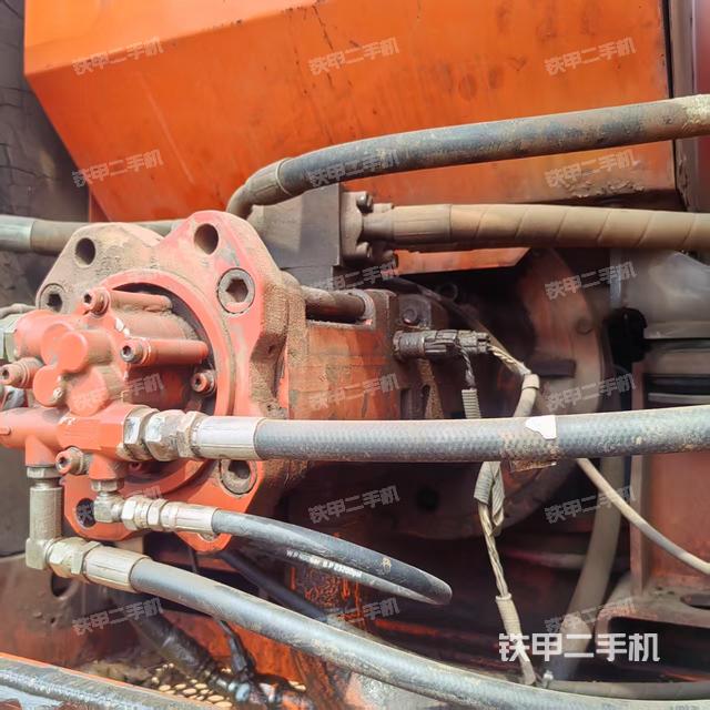 液壓泵艙室正面整體(整機(jī)外觀) 液壓泵艙室正面整體(整機(jī)外觀)