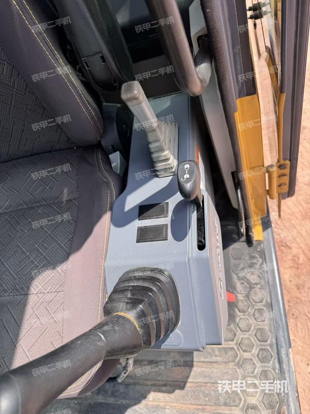 座椅右側(cè)控制臺/鑰匙門/油門/含右手柄（駕駛室部分）