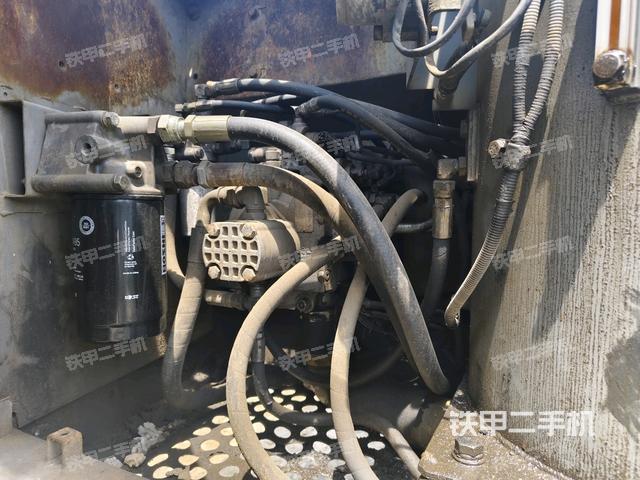 液壓泵艙室正面整體(整機外觀) 液壓泵艙室正面整體(整機外觀)