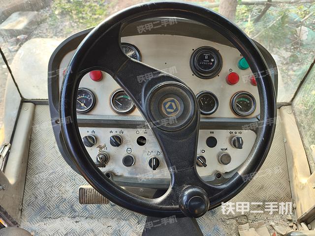 駕駛室操作臺(設備外觀及核心部件) 駕駛室操作臺(設備外觀及核心部件)