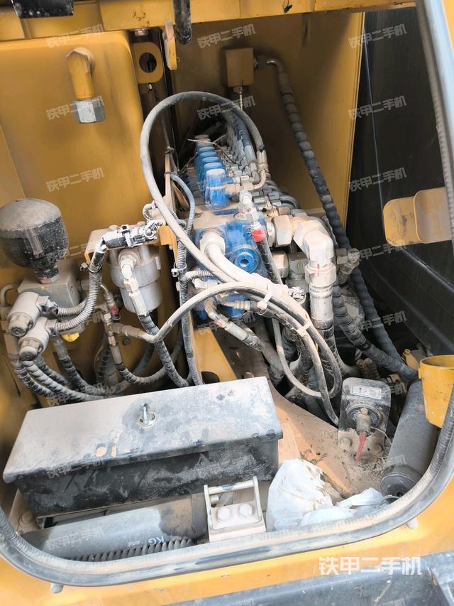 回轉(zhuǎn)馬達(dá)和主控閥（整機(jī)外觀）