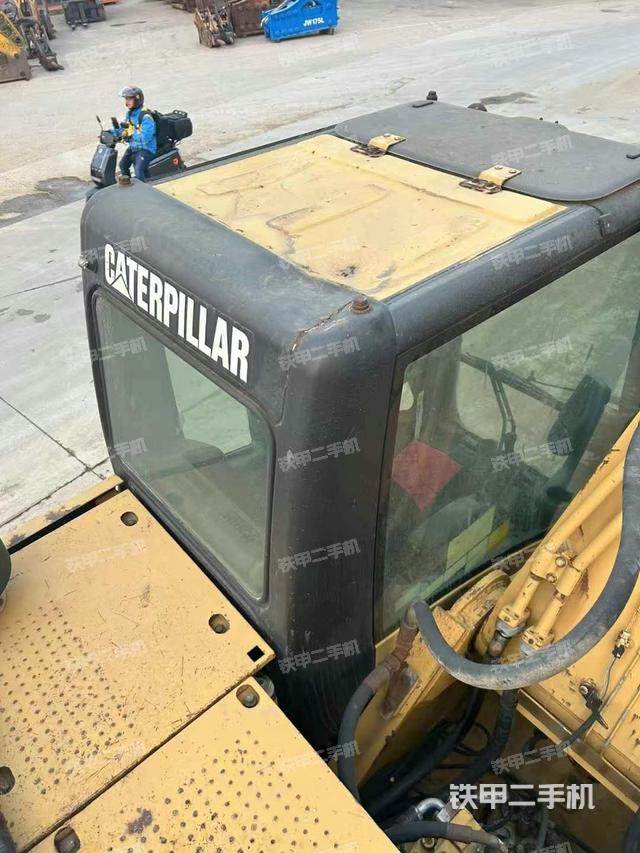 駕駛室頂部(整機外觀) 駕駛室頂部(整機外觀)