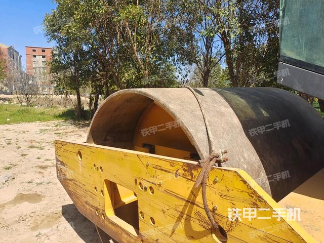 前輪右側(cè)減震塊連接及部件（壓路機(jī)前后車架）