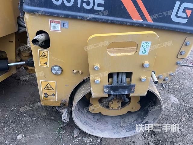 后輪左側(cè)全景（壓路機(jī)前后車架）