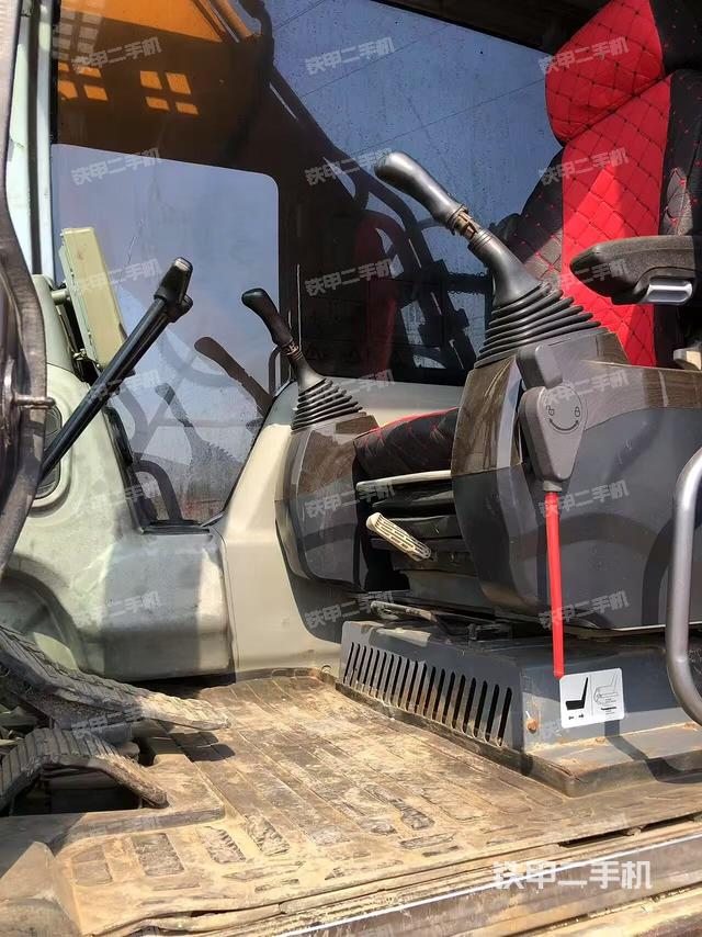 駕駛室整體(整機(jī)外觀) 駕駛室整體(整機(jī)外觀)