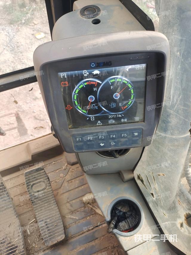 行走控制手柄和踏板?俯拍（駕駛室部分）