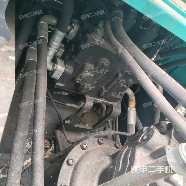 回轉(zhuǎn)馬達(dá)和主控閥(整機(jī)外觀) 回轉(zhuǎn)馬達(dá)和主控閥(整機(jī)外觀)