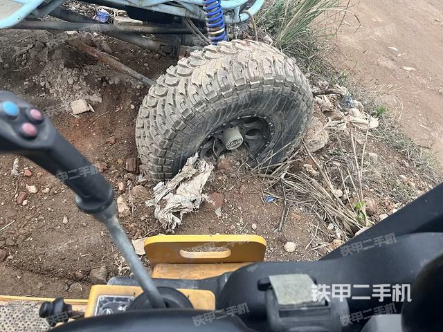 駕駛室側(cè)向上照全景（壓路機(jī)駕駛室）